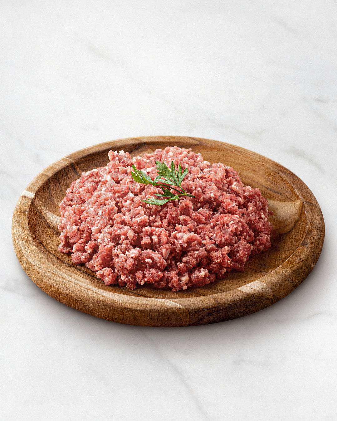 Wagyu Hackfleisch vom Premium-Rind aus dem Sauerland – perfekt für saftige Smash Burger, aromatische Bolognese oder feine Frikadellen. Unser hochwertiges Hack überzeugt durch seinen einzigartig intensiven Geschmack, feine Marmorierung und höchste Qualität aus artgerechter Haltung. Ideal für Genießer, die Wert auf Herkunft und Geschmack legen. Jetzt online entdecken!