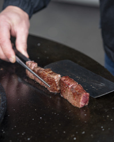 Fertige Teppanyaki Tranchen auf dem Grill gesalzen, saftiges Wagyu-Fleisch von Wagyu Sauerland, Traditionelle Zubereitung aus Japan