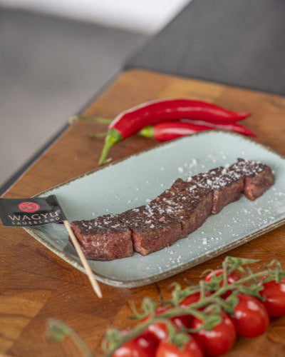 Serviervorschlag für Steak-Tranchen, mit Wagyu Fähnchen und Tomaten, Teppanjaki mit Steak-Salz