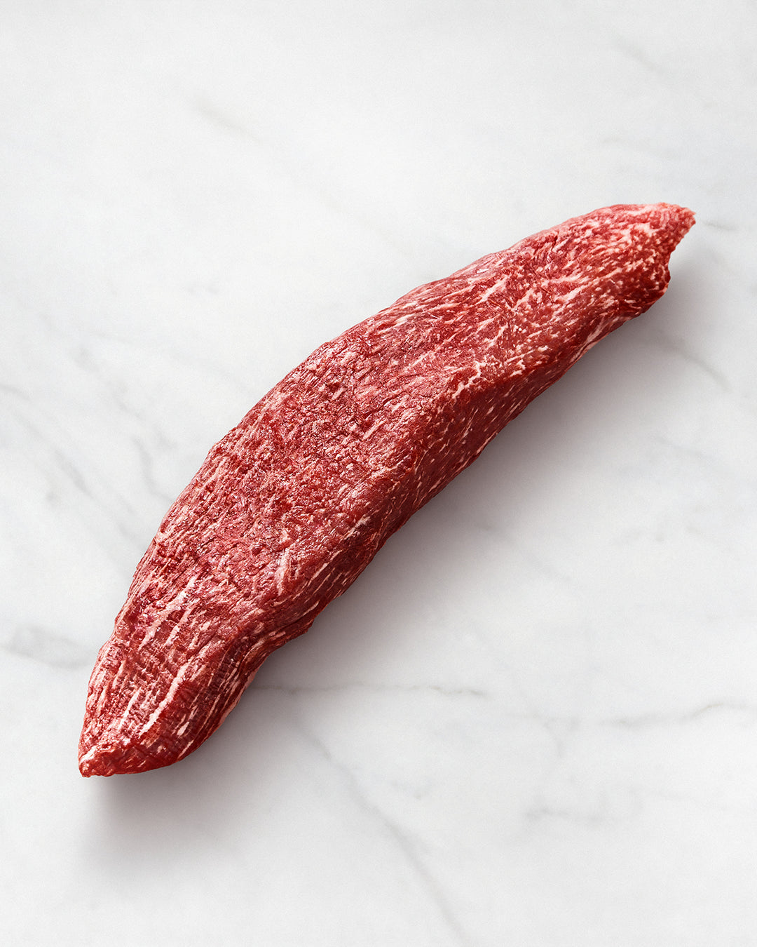 Teres-Major roh auf weißem Hintergrund, starke Marmorierung, Petite Tender vom Wagyu-Rind, Premium-Qualität, Metzgerstück