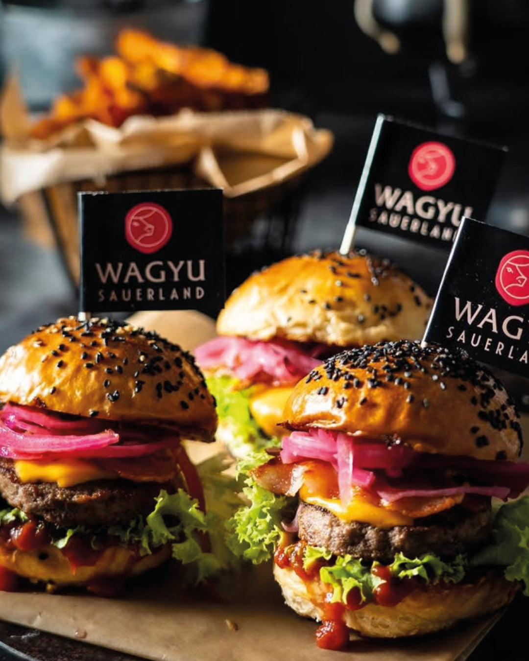 Wagyu Sauerland Fähnchen, Wagyu-Burger mit Piekser, Fähnchen mit Wagyu Sauerland Branding
