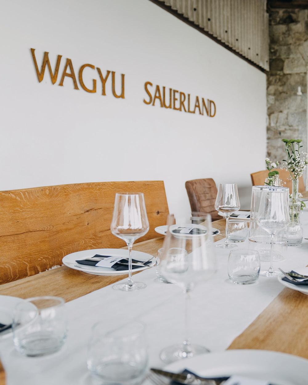 lange Holztafel, Wagyu Tasting, Weingläser, gedeckter Tisch, Wagyu Sauerland