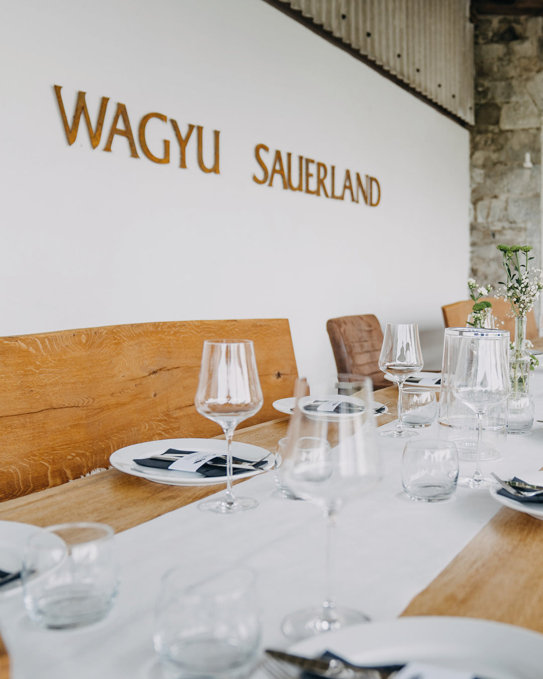 lange Holztafel, Wagyu Tasting, Weingläser, gedeckter Tisch, Wagyu Sauerland