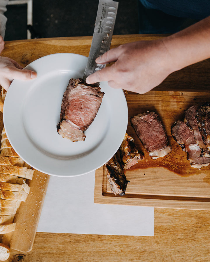 Tomahawk Fleisch anrichten, Wagyu Fleischliebhaber, BBQ für Profis, Steakhouse-Charakter