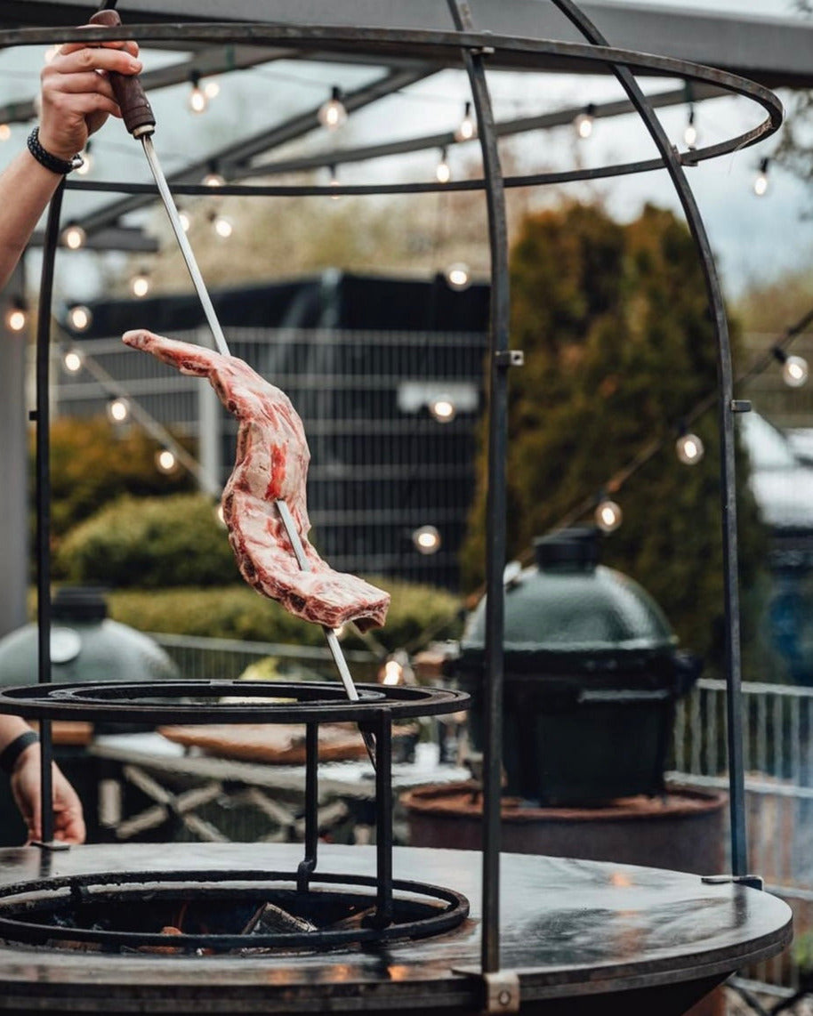 back-ribs-beef, rohes Wagyu Beef Back Rib auf Spieß, vorbereitet für den Schmoker