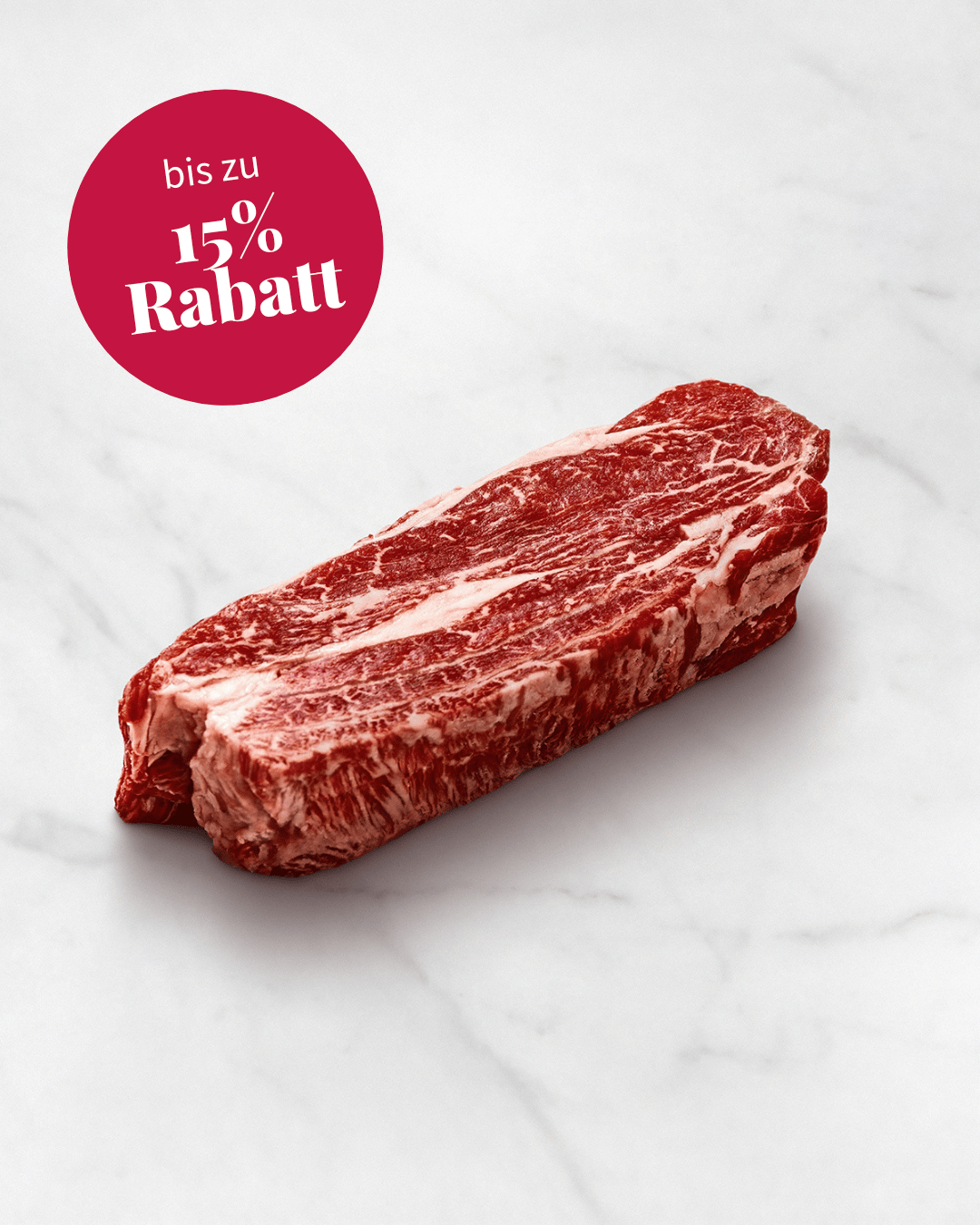 chuck Steak schneiden und vorbereiten, Chuck Steak Roast, rohes Wagyufleisch auf weißem Hintergrund, stark marmoriert, A5 Wagyu-Chuck-Steak, Chuck Steak grillen