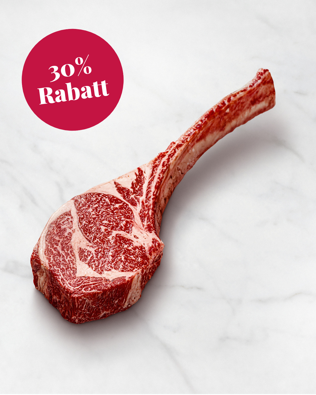 Wagyu Tomahawk Steak mit Knochen auf weißem Hintergrund, intensive Marmorierung, Hochwertiges Fleisch