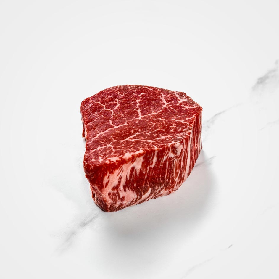 Filet Steak schneiden und vorbereiten, Chateaubriand, Wagyufleisch auf weißem Hintergrund, stark marmoriert, A5 Wagyu-Filet, Filet grillen