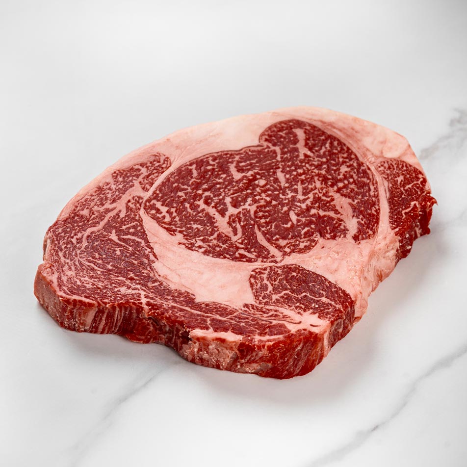 rib i steak, ein eye steak auf weißem Hintergrund,  entrecôte rib eye steak	 preis, Wagyu Rib Eye mit starker Marmorierung, verschiedene Wagyu-Rindfleischspezialitäten