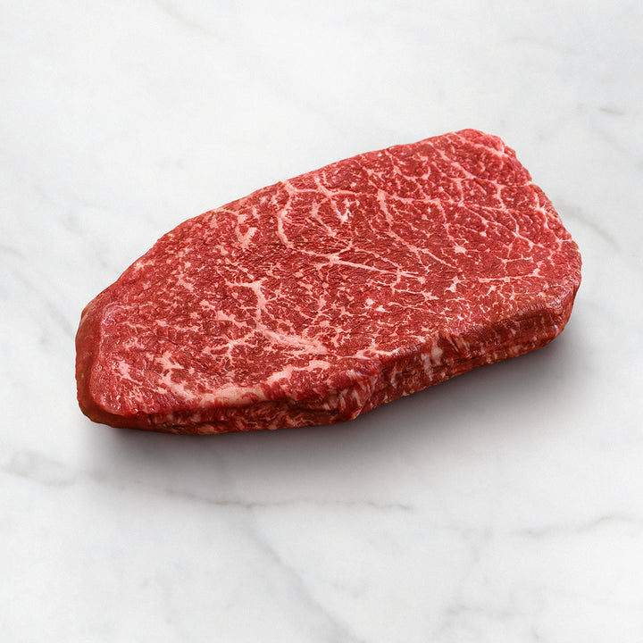 Hüft Steak auf weißem Hintergrund, Hüftsteak mit feiner Marmorierung, Kobe-Beef, Hüftsteak aus Wagyu-Rind bestellen