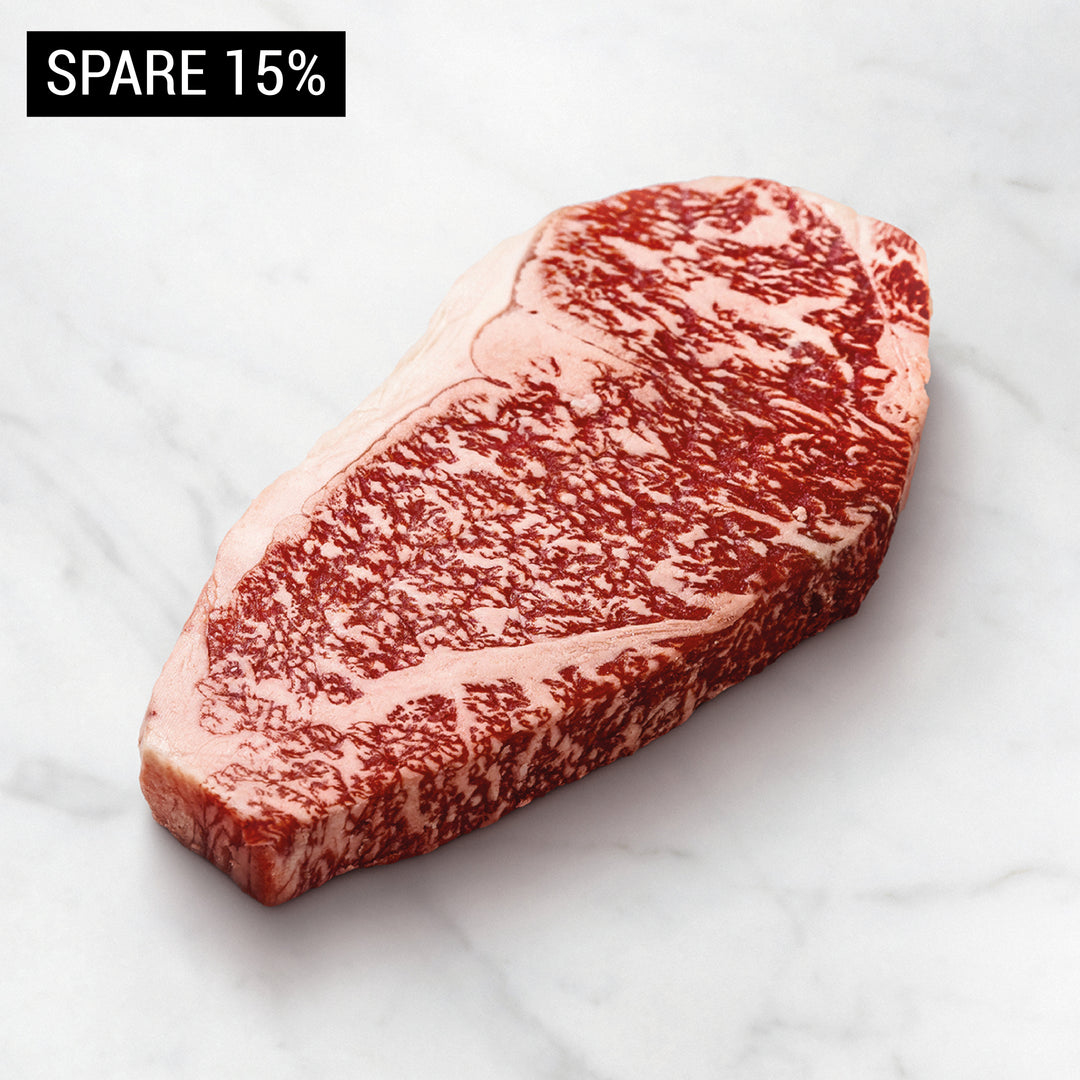 Wagyu-Fleisch-Paket mit Weinempfehlungen, Geburtstag, Wagyu Gourmetpaket, bestes-fleisch-deutschlands, ribeyesteak, rib eye steak grillen, entrecote rib eye, rib eye steak preis, rib eye kerntemperatur, Salz auf Rib Eye Steak Tranchen