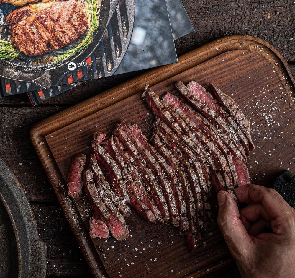 wagyu-tataki in Tranchen, Tataki-Steak Medium gebraten mit Steak-Salz auf einem Holzbrett, zubereiten und anrichten